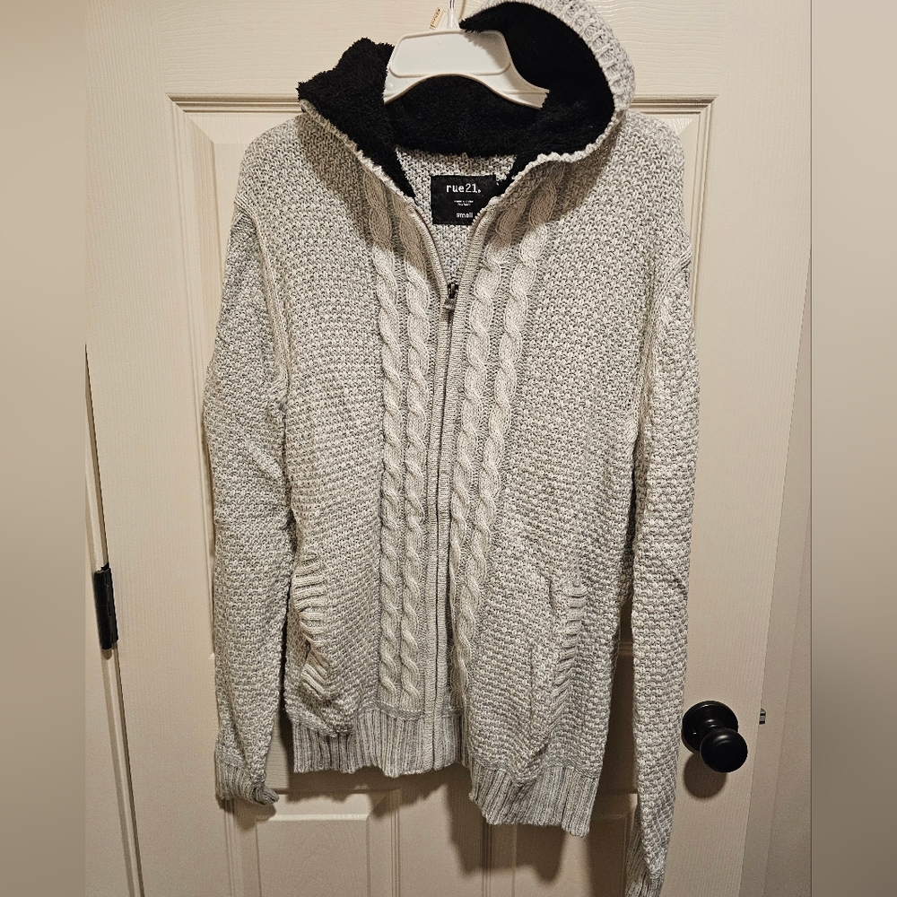🎉4 For $20 - EUC Hooded Sweater